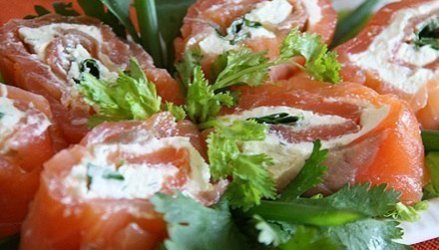 Рулеты из форели с оливкой